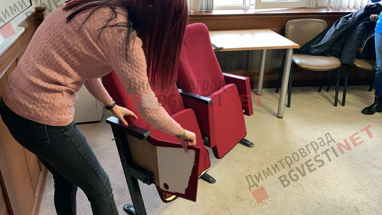 Иво Димов: доставените столове за театъра не бих ги сложил дори в къщи, а камо ли в представителна културна институция