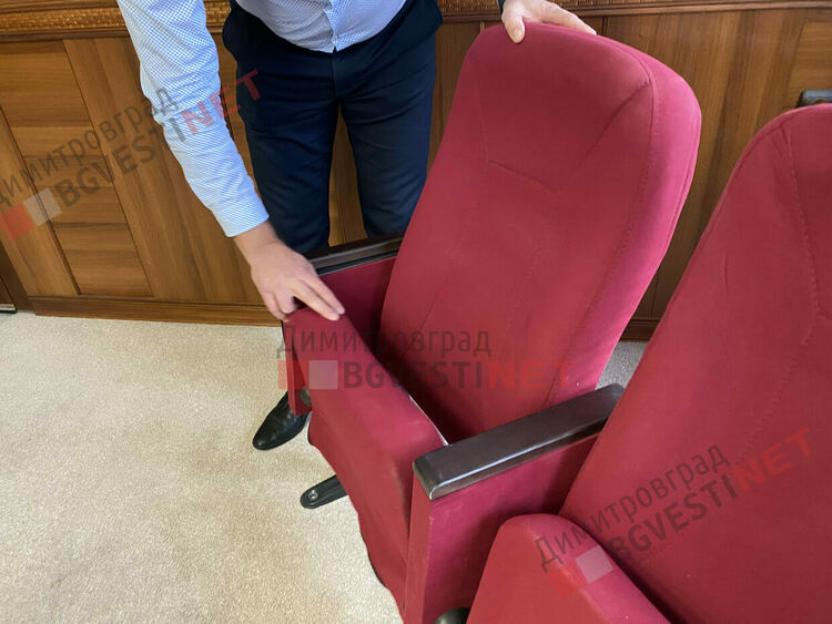 Иво Димов: доставените столове за театъра не бих ги сложил дори в къщи, а камо ли в представителна културна институция