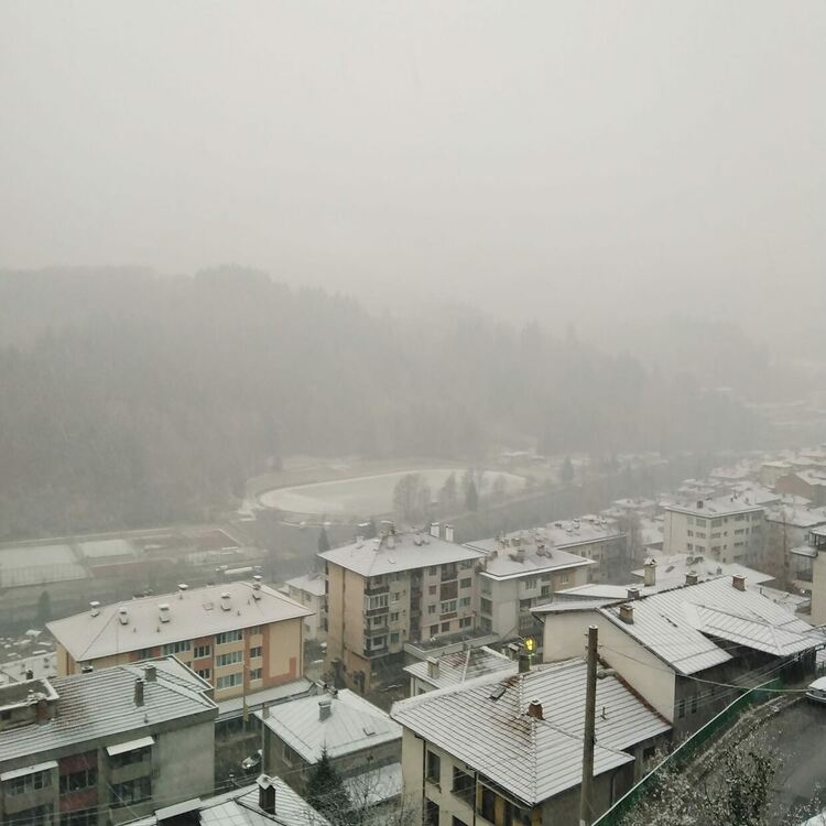 В Смолянско вали сняг, започнаха да закъсват тирове /обновена/