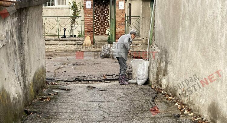 Голямата ВиК авария е отстранена, съседи задружно заработиха, за да предотвратят щети по дворове и къщи