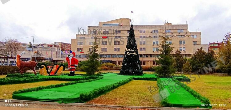 Дядо Коледа вече очаква малчуганите на Кърджали пред Общината