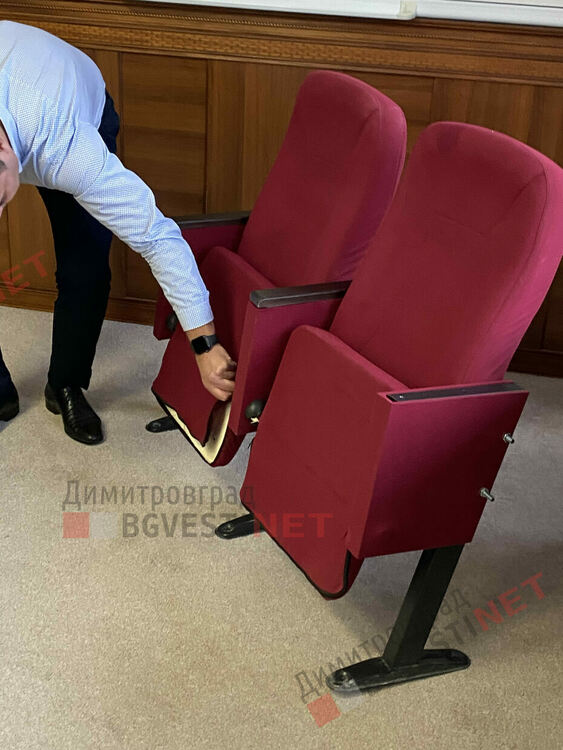 Иво Димов: доставените столове за театъра не бих ги сложил дори в къщи, а камо ли в представителна културна институция
