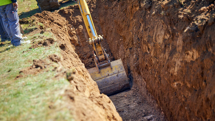 ОБНОВЕНА Двама строителни работници загинаха при срутване на земна маса в Перник, други двама са ранени