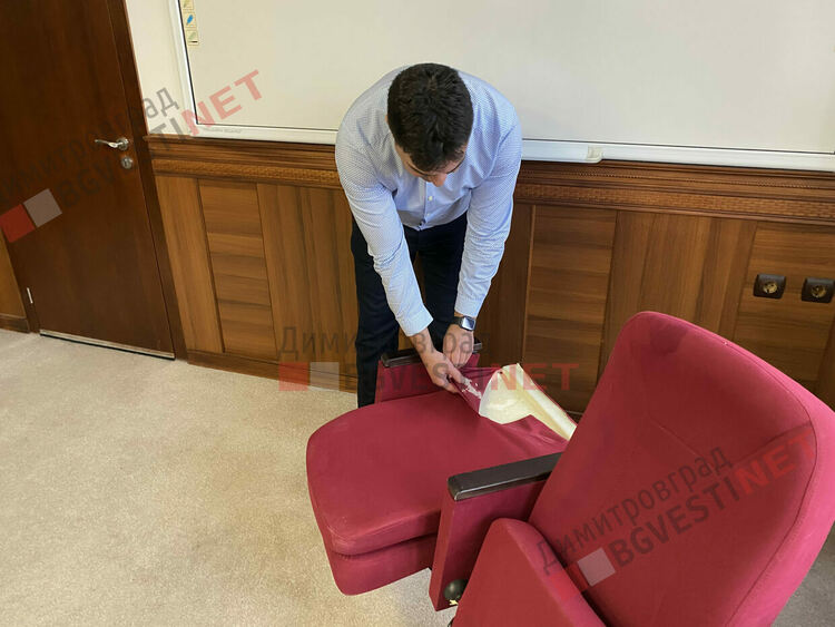 Иво Димов: доставените столове за театъра не бих ги сложил дори в къщи, а камо ли в представителна културна институция