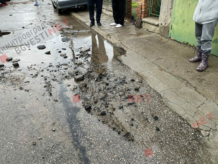 Голямата ВиК авария е отстранена, съседи задружно заработиха, за да предотвратят щети по дворове и къщи