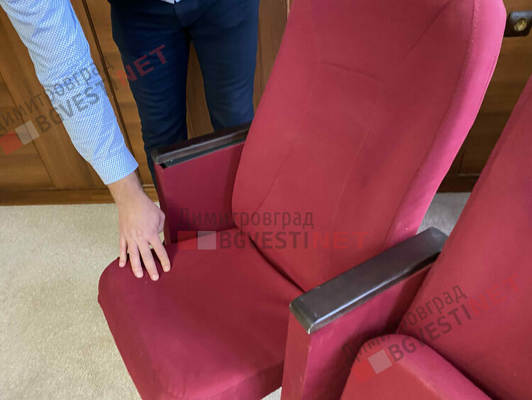 Иво Димов: доставените столове за театъра не бих ги сложил дори в къщи, а камо ли в представителна културна институция