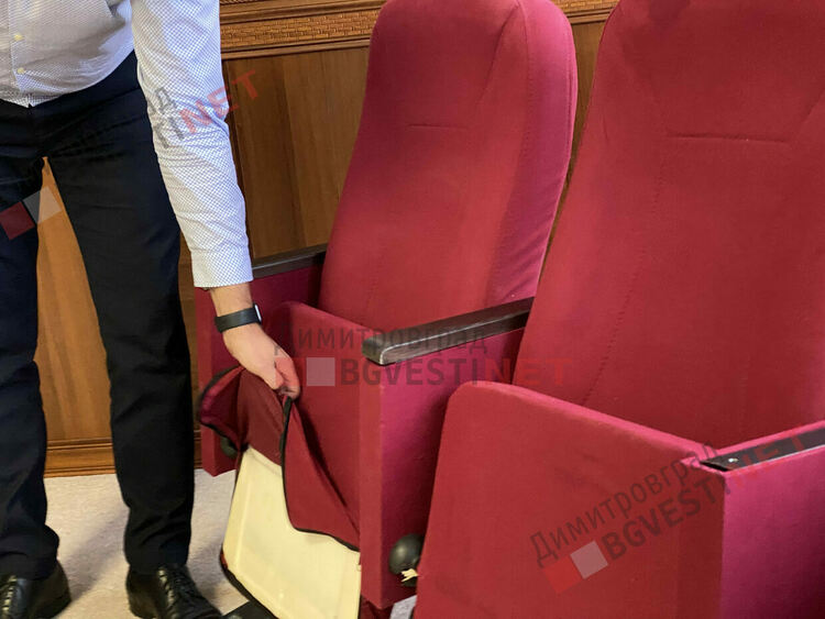 Иво Димов: доставените столове за театъра не бих ги сложил дори в къщи, а камо ли в представителна културна институция