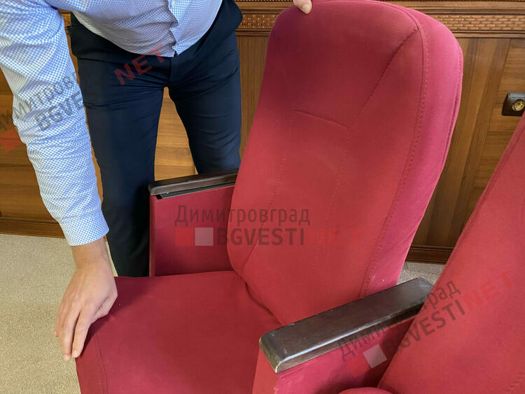 Иво Димов: доставените столове за театъра не бих ги сложил дори в къщи, а камо ли в представителна културна институция