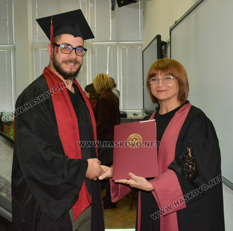 181 абсолвентски шапки полетяха в аулата на УНСС в Хасково в деня на дипломирането