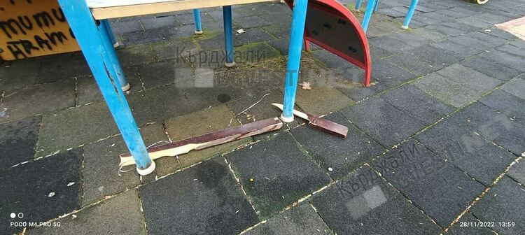 „Празничен” погром в парк „Арпезос Север”,вандали вилняха на детска площадка