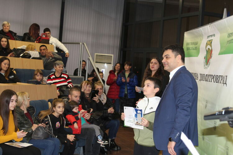 Кметът на Димитровград Иво Димов връчи стипендии на талантливи деца и младежи за успехи в образованието