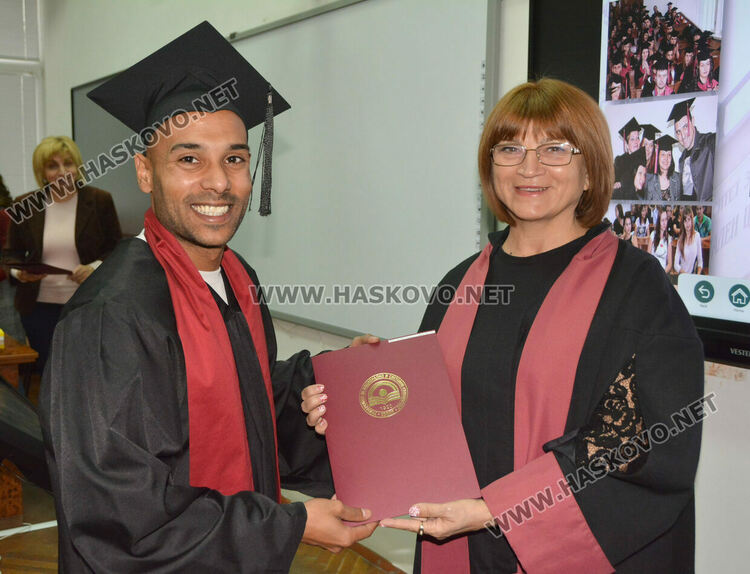 181 абсолвентски шапки полетяха в аулата на УНСС в Хасково в деня на дипломирането
