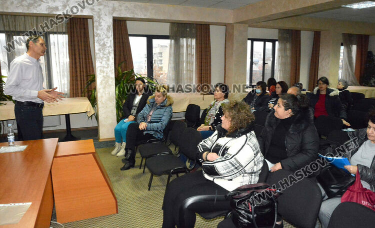 Ендокринолог с лекция за диабета пред медицински сестри в училища и градини