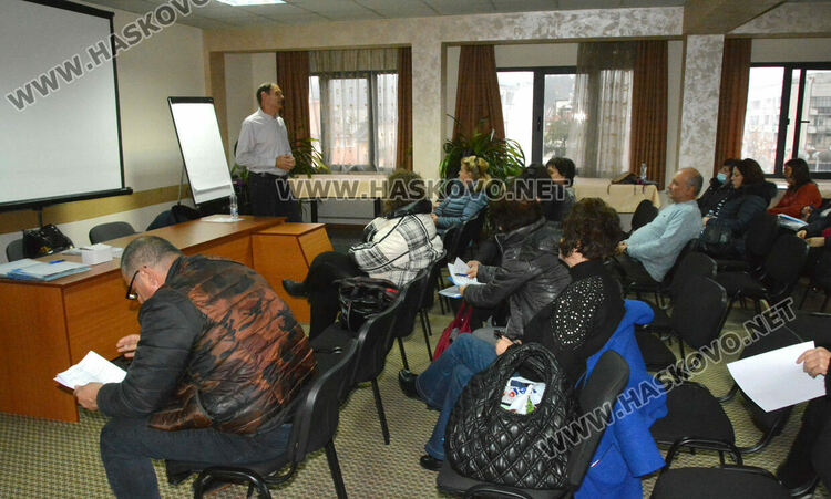 Ендокринолог с лекция за диабета пред медицински сестри в училища и градини