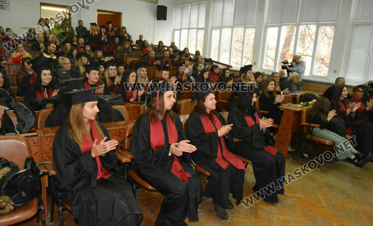 181 абсолвентски шапки полетяха в аулата на УНСС в Хасково в деня на дипломирането