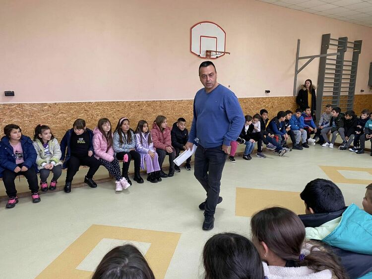 Полицай и ученици разговаряха за агресията в училище