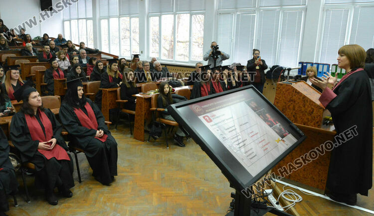 181 абсолвентски шапки полетяха в аулата на УНСС в Хасково в деня на дипломирането