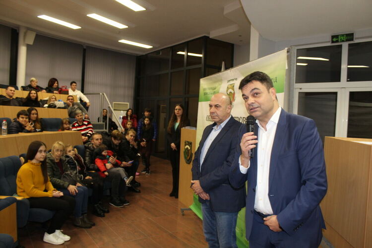 Кметът на Димитровград Иво Димов връчи стипендии на талантливи деца и младежи за успехи в образованието