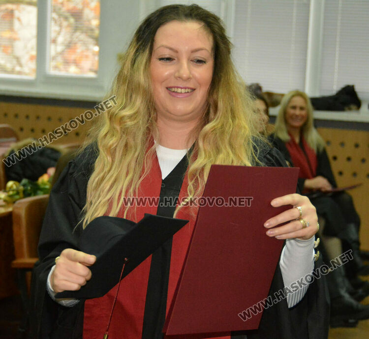 181 абсолвентски шапки полетяха в аулата на УНСС в Хасково в деня на дипломирането