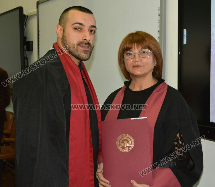 181 абсолвентски шапки полетяха в аулата на УНСС в Хасково в деня на дипломирането