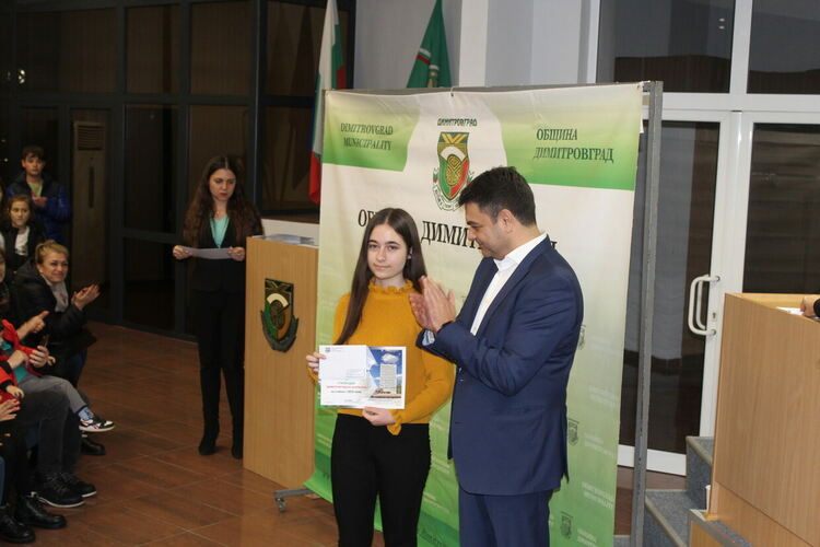 Кметът на Димитровград Иво Димов връчи стипендии на талантливи деца и младежи за успехи в образованието