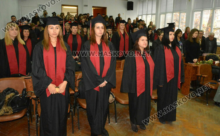 181 абсолвентски шапки полетяха в аулата на УНСС в Хасково в деня на дипломирането