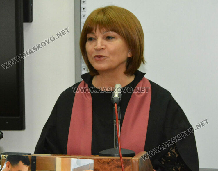 181 абсолвентски шапки полетяха в аулата на УНСС в Хасково в деня на дипломирането