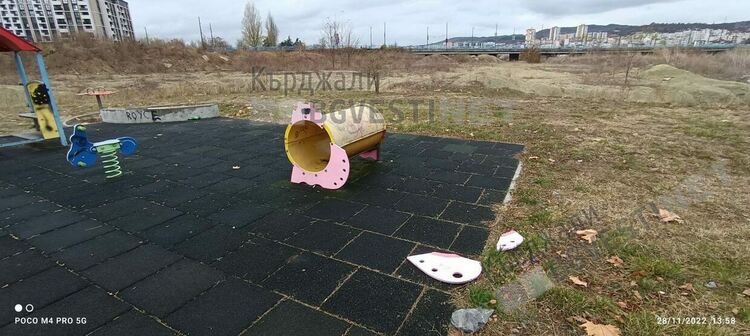 „Празничен” погром в парк „Арпезос Север”,вандали вилняха на детска площадка