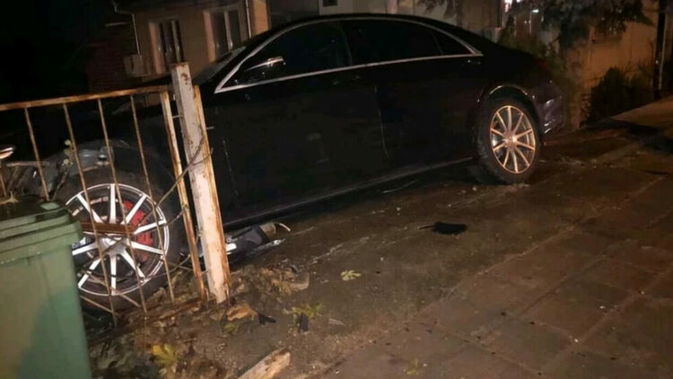 14-годишен подкара скъпа кола, вряза се в ограда