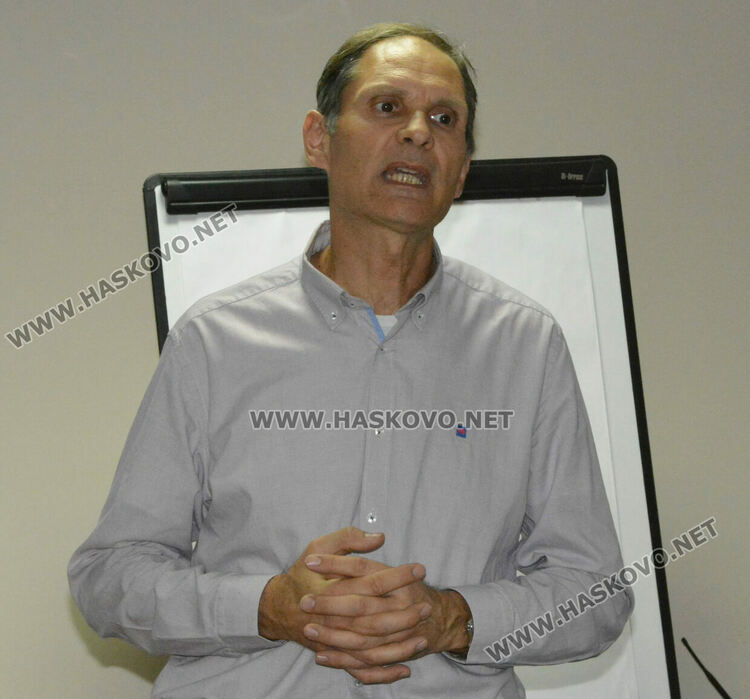 Ендокринолог с лекция за диабета пред медицински сестри в училища и градини