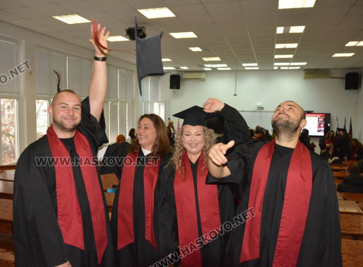 181 абсолвентски шапки полетяха в аулата на УНСС в Хасково в деня на дипломирането