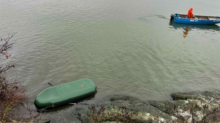 Откриха лодката на изчезналите рибари в езеро край Бургас