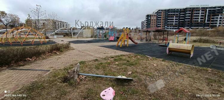 „Празничен” погром в парк „Арпезос Север”,вандали вилняха на детска площадка