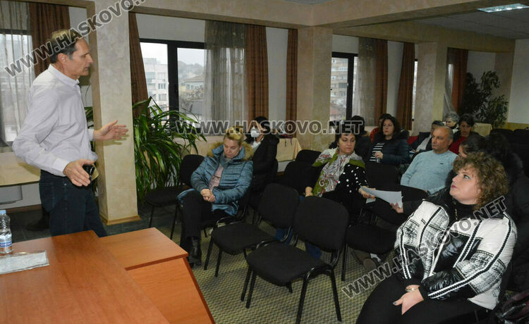 Ендокринолог с лекция за диабета пред медицински сестри в училища и градини