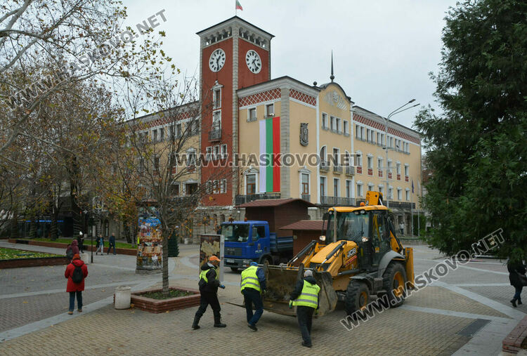 Поставят дървените къщички за Коледния базар в центъра на Хасково