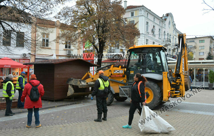 Поставят дървените къщички за Коледния базар в центъра на Хасково