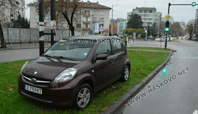 Субару излетя в разделителна ивица пред „Смирненски“ при катастрофа с Фолксваген