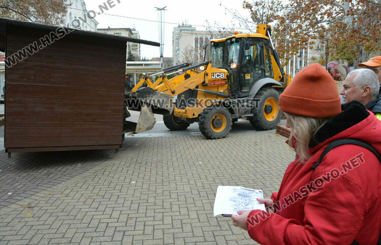 Поставят дървените къщички за Коледния базар в центъра на Хасково