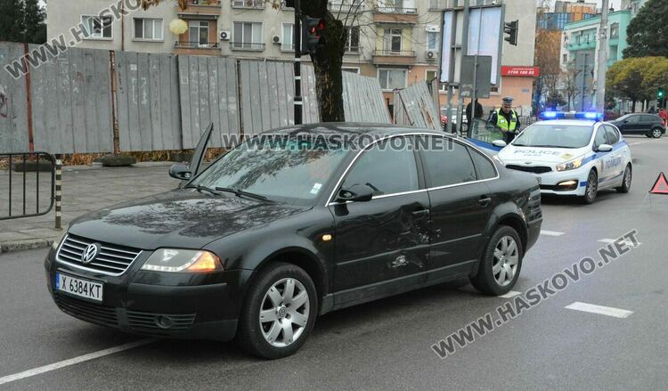 Субару излетя в разделителна ивица пред „Смирненски“ при катастрофа с Фолксваген
