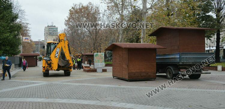 Поставят дървените къщички за Коледния базар в центъра на Хасково