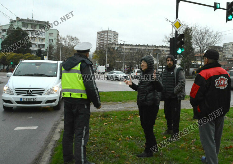 Субару излетя в разделителна ивица пред „Смирненски“ при катастрофа с Фолксваген