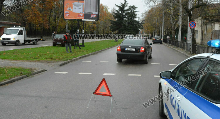 Субару излетя в разделителна ивица пред „Смирненски“ при катастрофа с Фолксваген