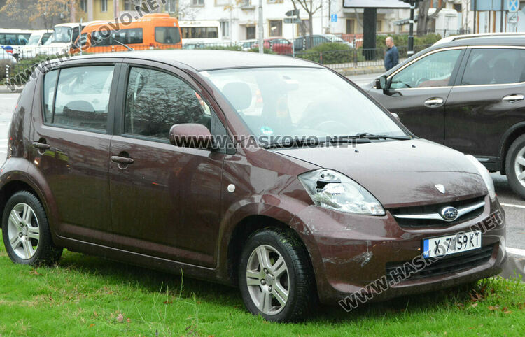 Субару излетя в разделителна ивица пред „Смирненски“ при катастрофа с Фолксваген