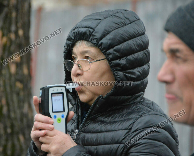 Субару излетя в разделителна ивица пред „Смирненски“ при катастрофа с Фолксваген