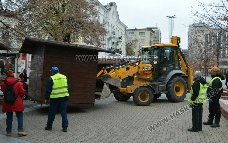 Поставят дървените къщички за Коледния базар в центъра на Хасково