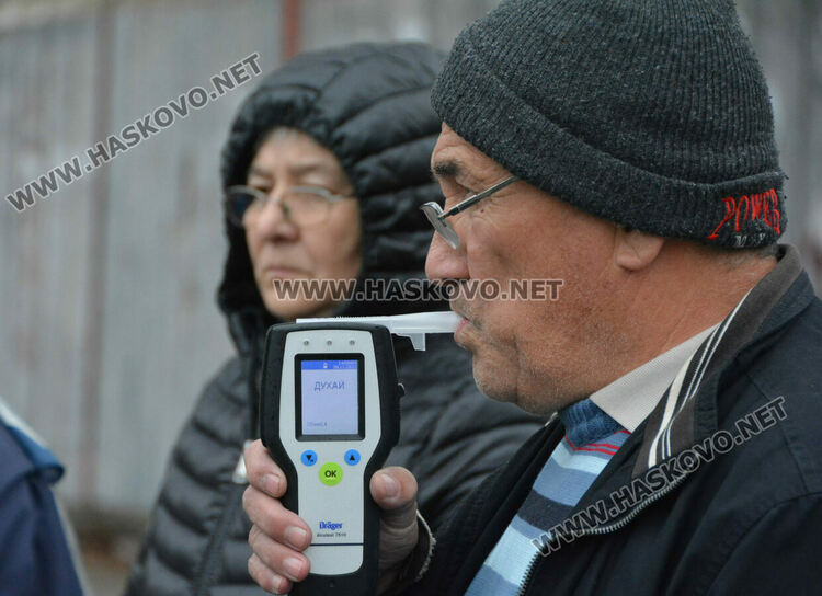 Субару излетя в разделителна ивица пред „Смирненски“ при катастрофа с Фолксваген