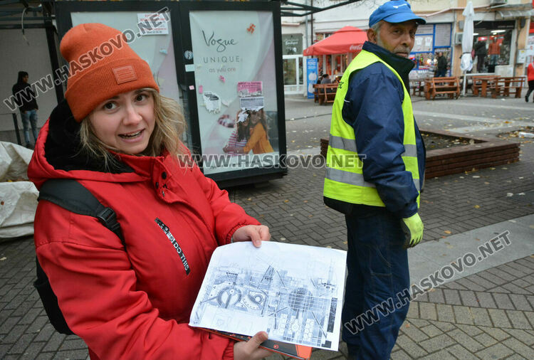 Поставят дървените къщички за Коледния базар в центъра на Хасково