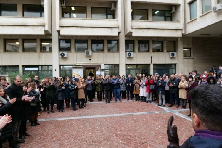Стачкуващи служители на МВнР хвърлят жълти стотинки
