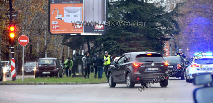 Субару излетя в разделителна ивица пред „Смирненски“ при катастрофа с Фолксваген