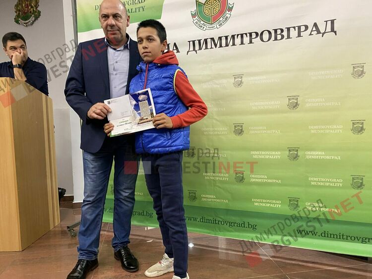 130 талантливи димитровградски деца получиха общински стипендии на стойност 30 000 лв.